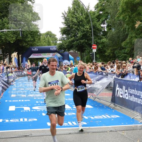 29.06.2025 - hella hamburg halbmarathon Zöllner http://msf.ph/oto/8200166 29.06.2025 10:47:10 Ziel 1460, 4093, 4377, 5472, 6373, 6700, 7908, 9794, 12579, 13007, 14783, 15684 meine-sportfotos.de
