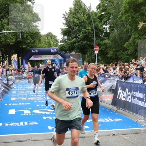 29.06.2025 - hella hamburg halbmarathon Zöllner http://msf.ph/oto/8200171 29.06.2025 10:47:11 Ziel 1460, 2623, 4093, 5472, 6373, 6700, 7908, 9794, 12579, 13007, 15684, 17718 meine-sportfotos.de