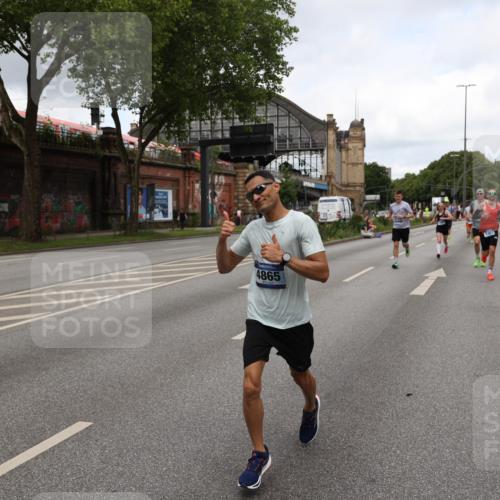 29.06.2025 - hella hamburg halbmarathon Yannick Fuchs http://msf.ph/oto/8200176 29.06.2025 10:31:55 20KM 1290, 2196, 2767, 4860, 4865, 5003, 5042, 5307, 5923, 6047, 6123, 6458, 7310, 7482, 8362, 9178, 9914, 10190, 10451, 10738, 12739, 13141, 13372, 13854, 14387, 14459, 14691, 14934, 15178, 15261, 15410, 15939, 16523, 16992, 17125, 17137, 17658, 18159, 18357, 18384, 18986 meine-sportfotos.de