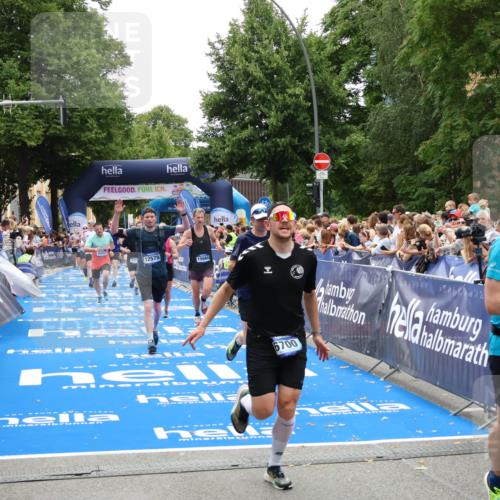 29.06.2025 - hella hamburg halbmarathon Zöllner http://msf.ph/oto/8200260 29.06.2025 10:47:12 Ziel 1460, 2623, 4093, 5472, 6373, 6700, 6716, 7480, 7908, 12579, 13007, 15684, 17718, 17915 meine-sportfotos.de