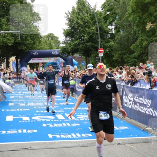 29.06.2025 - hella hamburg halbmarathon Zöllner http://msf.ph/oto/8200267 29.06.2025 10:47:13 Ziel 1460, 2623, 4093, 6373, 6700, 6716, 7480, 7908, 10208, 10211, 12579, 13007, 15684, 17718, 17915 meine-sportfotos.de