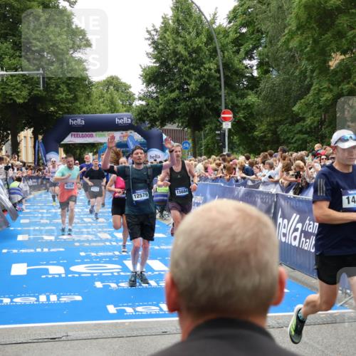 29.06.2025 - hella hamburg halbmarathon Zöllner http://msf.ph/oto/8200314 29.06.2025 10:47:14 Ziel 2623, 4093, 6373, 6716, 7480, 7908, 10208, 10211, 12579, 13007, 15684, 17718, 17915 meine-sportfotos.de