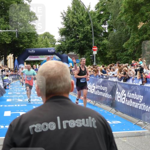 29.06.2025 - hella hamburg halbmarathon Zöllner http://msf.ph/oto/8200336 29.06.2025 10:47:14 Ziel 2623, 4093, 6373, 6716, 7480, 7908, 10208, 10211, 12579, 13007, 15684, 17718, 17915 meine-sportfotos.de