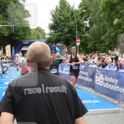 29.06.2025 - hella hamburg halbmarathon Zöllner http://msf.ph/oto/8200366 29.06.2025 10:47:14 Ziel 2623, 4093, 6373, 6716, 7480, 7908, 10208, 10211, 12579, 13007, 15684, 17718, 17915 meine-sportfotos.de