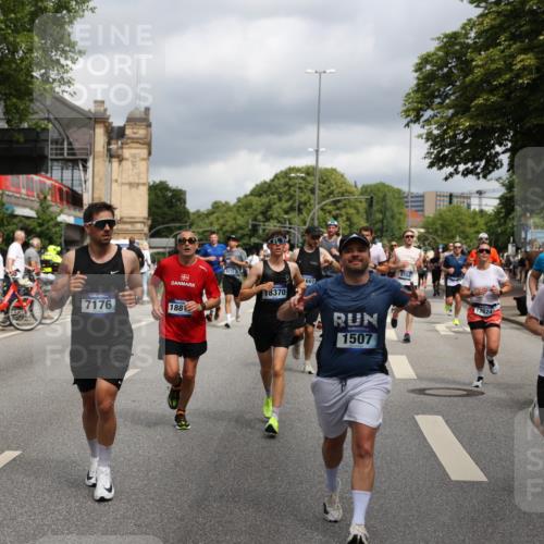 29.06.2025 - hella hamburg halbmarathon Yannick Fuchs http://msf.ph/oto/8200402 29.06.2025 10:44:41 20KM 1119, 1399, 1461, 1466, 1507, 1630, 1750, 1817, 2207, 3654, 4127, 4346, 5115, 6027, 6662, 6712, 6795, 7052, 7176, 7397, 7583, 7930, 7932, 8117, 8572, 8657, 8704, 8819, 9057, 10371, 11356, 11455, 11607, 12624, 13008, 13609, 13687, 13701, 13875, 14034, 14257, 14626, 15362, 15395, 15803, 15950, 16716, 16806, 17179, 17221, 17247, 17384, 18066, 18370, 18394, 18489, 18657, 18658, 18811 meine-sportfotos.de
