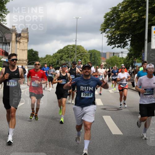 29.06.2025 - hella hamburg halbmarathon Yannick Fuchs http://msf.ph/oto/8200437 29.06.2025 10:44:42 20KM 1119, 1399, 1461, 1466, 1507, 1630, 1750, 1817, 2207, 3654, 4127, 4346, 5115, 6027, 6662, 6712, 6795, 7052, 7176, 7397, 7583, 7930, 7932, 8117, 8572, 8657, 8704, 8819, 9057, 10371, 11356, 11455, 11607, 12624, 13008, 13609, 13687, 13701, 13875, 14034, 14257, 14626, 15362, 15395, 15803, 15950, 16716, 16806, 17179, 17221, 17247, 17384, 18006, 18066, 18370, 18394, 18489, 18657, 18658, 18811 meine-sportfotos.de