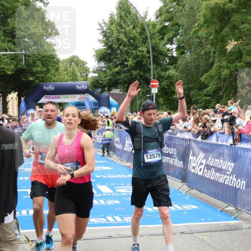 29.06.2025 - hella hamburg halbmarathon Zöllner http://msf.ph/oto/8200485 29.06.2025 10:47:16 Ziel 2623, 4093, 6134, 6373, 6716, 7480, 7908, 10208, 10211, 13007, 13672, 15684, 16286, 17718, 17915, 18856 meine-sportfotos.de
