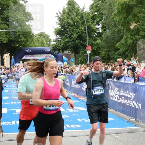 29.06.2025 - hella hamburg halbmarathon Zöllner http://msf.ph/oto/8200512 29.06.2025 10:47:16 Ziel 2623, 4093, 6134, 6373, 6716, 7480, 7908, 10208, 10211, 13007, 13672, 15684, 16286, 17718, 17915, 18856 meine-sportfotos.de