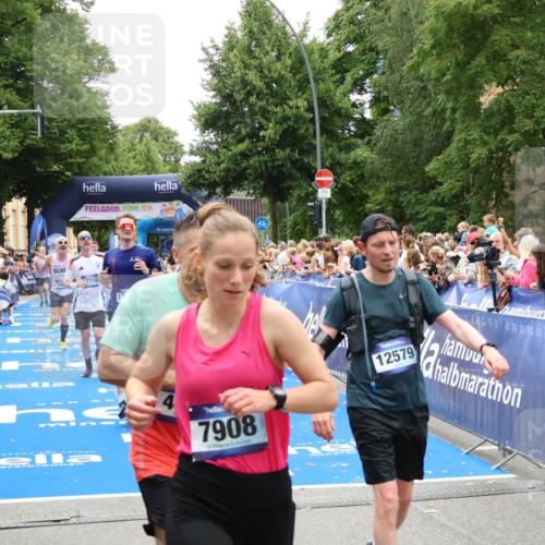 29.06.2025 - hella hamburg halbmarathon Zöllner http://msf.ph/oto/8200530 29.06.2025 10:47:17 Ziel 2623, 6134, 6168, 6373, 6716, 7480, 10208, 10211, 13007, 13672, 16286, 17718, 17915, 18856 meine-sportfotos.de