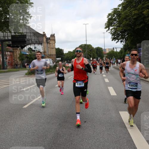 29.06.2025 - hella hamburg halbmarathon Yannick Fuchs http://msf.ph/oto/8200582 29.06.2025 10:31:57 20KM 1290, 2196, 2767, 4860, 4865, 5003, 5042, 5307, 5923, 6047, 6123, 6458, 7310, 8362, 9178, 9914, 10190, 10451, 10738, 12739, 13141, 13372, 13854, 14387, 14459, 14691, 14934, 15178, 15261, 15410, 15939, 16523, 16992, 17125, 17137, 17658, 18159, 18216, 18357, 18384, 18986 meine-sportfotos.de