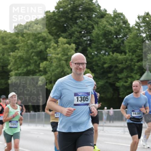 29.06.2025 - hella hamburg halbmarathon Jannik Wohlers http://msf.ph/oto/8200596 29.06.2025 10:25:20 Lombardsbrücke 1093, 1305, 1479, 1481, 3343, 3765, 4378, 4797, 5028, 6663, 8881, 9811, 10104, 11596, 11699, 12074, 12505, 12838, 13653, 14223, 14936, 15283, 16289, 16354, 16381, 16927 meine-sportfotos.de
