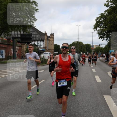 29.06.2025 - hella hamburg halbmarathon Yannick Fuchs http://msf.ph/oto/8200613 29.06.2025 10:31:57 20KM 1290, 2196, 2767, 4860, 4865, 5003, 5042, 5307, 5923, 6047, 6123, 6458, 7310, 8362, 9178, 9914, 10190, 10451, 10738, 12739, 13141, 13372, 13854, 14387, 14459, 14691, 14934, 15178, 15261, 15410, 15939, 16523, 16992, 17125, 17137, 17658, 18159, 18216, 18357, 18384, 18986 meine-sportfotos.de