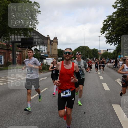 29.06.2025 - hella hamburg halbmarathon Yannick Fuchs http://msf.ph/oto/8200618 29.06.2025 10:31:58 20KM 1290, 2196, 2767, 4860, 4865, 5003, 5042, 5307, 5923, 6047, 6123, 6458, 7310, 8362, 9178, 9914, 10190, 10451, 10738, 12739, 13141, 13372, 13854, 14387, 14459, 14691, 14934, 15178, 15261, 15410, 15939, 16523, 16992, 17125, 17137, 17658, 18159, 18216, 18357, 18384, 18986 meine-sportfotos.de