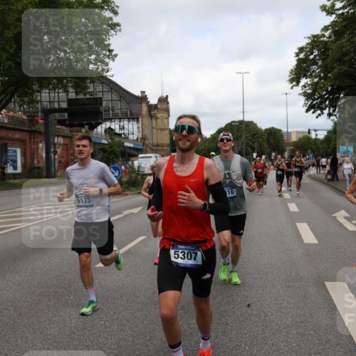 29.06.2025 - hella hamburg halbmarathon Yannick Fuchs http://msf.ph/oto/8200640 29.06.2025 10:31:58 20KM 1290, 2196, 2767, 4860, 4865, 5003, 5042, 5307, 5923, 6047, 6123, 6458, 7310, 8362, 9178, 9914, 10190, 10451, 10738, 12739, 13141, 13372, 13854, 14387, 14459, 14691, 14934, 15178, 15261, 15410, 15939, 16523, 16992, 17125, 17137, 17658, 18159, 18216, 18357, 18384, 18986 meine-sportfotos.de