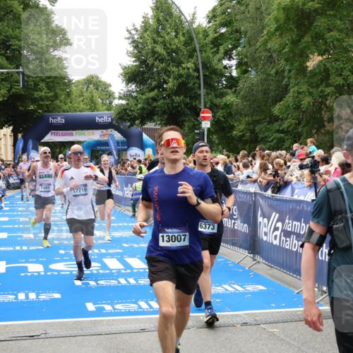 29.06.2025 - hella hamburg halbmarathon Zöllner http://msf.ph/oto/8200642 29.06.2025 10:47:18 Ziel 2623, 6134, 6168, 6203, 6373, 6716, 7480, 10208, 10211, 13007, 13672, 16286, 17718, 17915, 18856 meine-sportfotos.de
