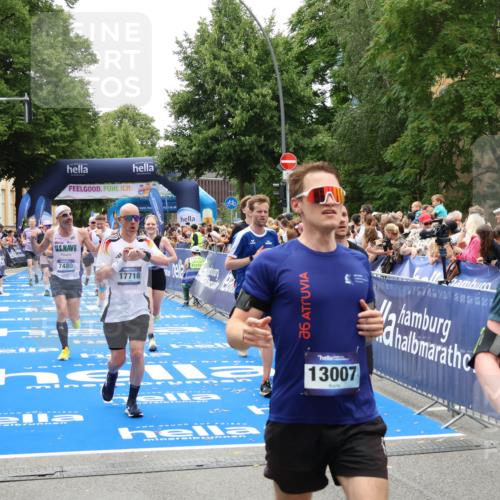29.06.2025 - hella hamburg halbmarathon Zöllner http://msf.ph/oto/8200673 29.06.2025 10:47:18 Ziel 2623, 6134, 6168, 6203, 6373, 6716, 7480, 10208, 10211, 13007, 13672, 16286, 17718, 17915, 18856 meine-sportfotos.de
