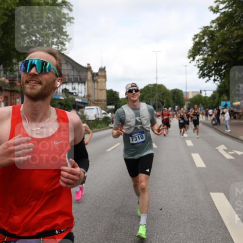 29.06.2025 - hella hamburg halbmarathon Yannick Fuchs http://msf.ph/oto/8200694 29.06.2025 10:31:58 20KM 1290, 2196, 2767, 4860, 4865, 5003, 5042, 5307, 5923, 6047, 6123, 6458, 7310, 8362, 9178, 9914, 10190, 10451, 10738, 12739, 13141, 13372, 13854, 14387, 14459, 14691, 14934, 15178, 15261, 15410, 15939, 16523, 16992, 17125, 17137, 17658, 18159, 18216, 18357, 18384, 18986 meine-sportfotos.de