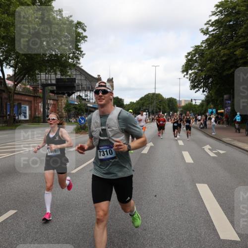 29.06.2025 - hella hamburg halbmarathon Yannick Fuchs http://msf.ph/oto/8200726 29.06.2025 10:31:59 20KM 1290, 2196, 2767, 4860, 4865, 5003, 5042, 5307, 5923, 6047, 6123, 6458, 7310, 8362, 9178, 9914, 10190, 10451, 10738, 12739, 12900, 13141, 13372, 13854, 14387, 14459, 14691, 14934, 15178, 15261, 15410, 15939, 16523, 16992, 17125, 17137, 17658, 18159, 18216, 18357, 18384, 18986 meine-sportfotos.de