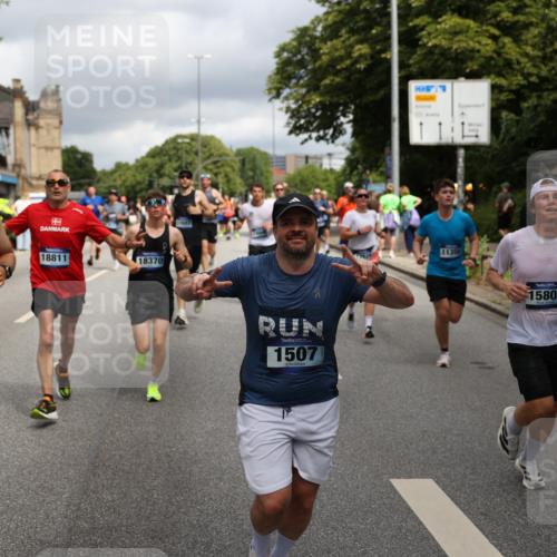 29.06.2025 - hella hamburg halbmarathon Yannick Fuchs http://msf.ph/oto/8200734 29.06.2025 10:44:42 20KM 1119, 1399, 1461, 1466, 1507, 1630, 1750, 1817, 2207, 3654, 4127, 4346, 5115, 6027, 6662, 6712, 6795, 7052, 7176, 7397, 7583, 7930, 7932, 8117, 8572, 8657, 8704, 8819, 9057, 10371, 11356, 11455, 11607, 12624, 13008, 13609, 13687, 13701, 13875, 14034, 14257, 14626, 15362, 15395, 15803, 15950, 16716, 16806, 17179, 17221, 17247, 17384, 18006, 18066, 18370, 18394, 18489, 18657, 18658, 18811 meine-sportfotos.de