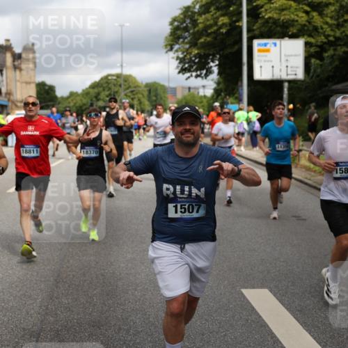 29.06.2025 - hella hamburg halbmarathon Yannick Fuchs http://msf.ph/oto/8200749 29.06.2025 10:44:42 20KM 1119, 1399, 1461, 1466, 1507, 1630, 1750, 1817, 2207, 3654, 4127, 4346, 5115, 6027, 6662, 6712, 6795, 7052, 7176, 7397, 7583, 7930, 7932, 8117, 8572, 8657, 8704, 8819, 9057, 10371, 11356, 11455, 11607, 12624, 13008, 13609, 13687, 13701, 13875, 14034, 14257, 14626, 15362, 15395, 15803, 15950, 16716, 16806, 17179, 17221, 17247, 17384, 18006, 18066, 18370, 18394, 18489, 18657, 18658, 18811 meine-sportfotos.de