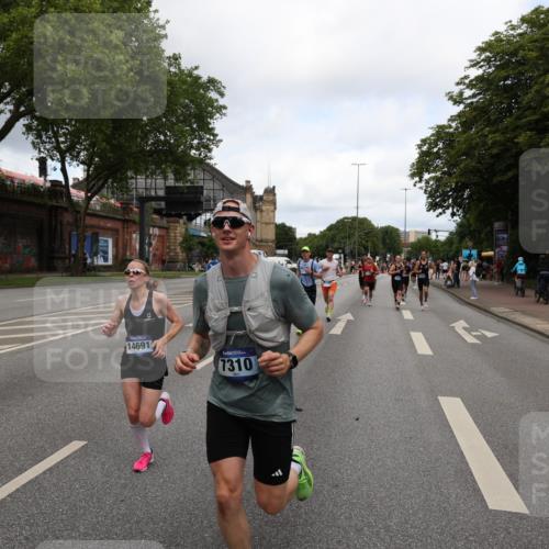 29.06.2025 - hella hamburg halbmarathon Yannick Fuchs http://msf.ph/oto/8200757 29.06.2025 10:31:59 20KM 1290, 2196, 2767, 4860, 4865, 5003, 5042, 5307, 5923, 6047, 6123, 6458, 7310, 8362, 9178, 9914, 10190, 10451, 10738, 12739, 12900, 13141, 13372, 13854, 14387, 14459, 14691, 14934, 15178, 15261, 15410, 15939, 16523, 16992, 17125, 17137, 17658, 18159, 18216, 18357, 18384, 18986 meine-sportfotos.de
