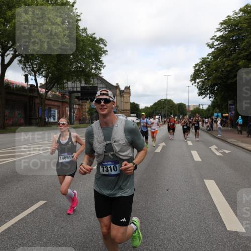 29.06.2025 - hella hamburg halbmarathon Yannick Fuchs http://msf.ph/oto/8200765 29.06.2025 10:31:59 20KM 1290, 2196, 2767, 4860, 4865, 5003, 5042, 5307, 5923, 6047, 6123, 6458, 7310, 8362, 9178, 9914, 10190, 10451, 10738, 12739, 12900, 13141, 13372, 13854, 14387, 14459, 14691, 14934, 15178, 15261, 15410, 15939, 16523, 16992, 17125, 17137, 17658, 18159, 18216, 18357, 18384, 18986 meine-sportfotos.de