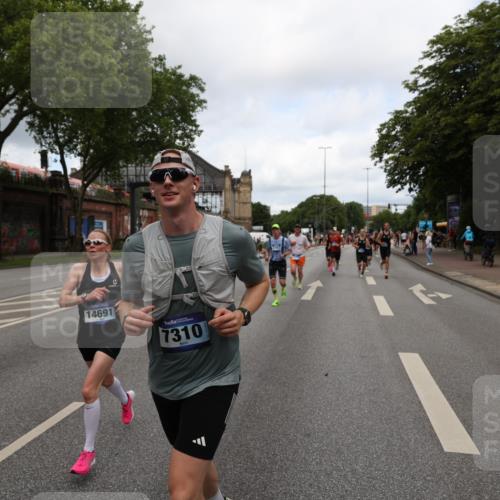 29.06.2025 - hella hamburg halbmarathon Yannick Fuchs http://msf.ph/oto/8200794 29.06.2025 10:31:59 20KM 1290, 2196, 2767, 4860, 4865, 5003, 5042, 5307, 5923, 6047, 6123, 6458, 7310, 8362, 9178, 9914, 10190, 10451, 10738, 12739, 12900, 13141, 13372, 13854, 14387, 14459, 14691, 14934, 15178, 15261, 15410, 15939, 16523, 16992, 17125, 17137, 17658, 18159, 18216, 18357, 18384, 18986 meine-sportfotos.de