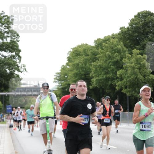 29.06.2025 - hella hamburg halbmarathon Jannik Wohlers http://msf.ph/oto/8200800 29.06.2025 10:25:21 Lombardsbrücke 1305, 1479, 1481, 3343, 3765, 4378, 4797, 5028, 6663, 8881, 9811, 10104, 10219, 11596, 11699, 12074, 12505, 12838, 13653, 14223, 14936, 16289, 16354, 16381, 16927, 17369 meine-sportfotos.de