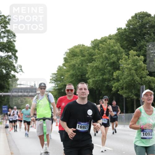 29.06.2025 - hella hamburg halbmarathon Jannik Wohlers http://msf.ph/oto/8200847 29.06.2025 10:25:21 Lombardsbrücke 1305, 1479, 1481, 3343, 3765, 4378, 4797, 5028, 6663, 8881, 9811, 10104, 10219, 11596, 11699, 12074, 12505, 12838, 13653, 14223, 14936, 16289, 16354, 16381, 16927, 17369 meine-sportfotos.de
