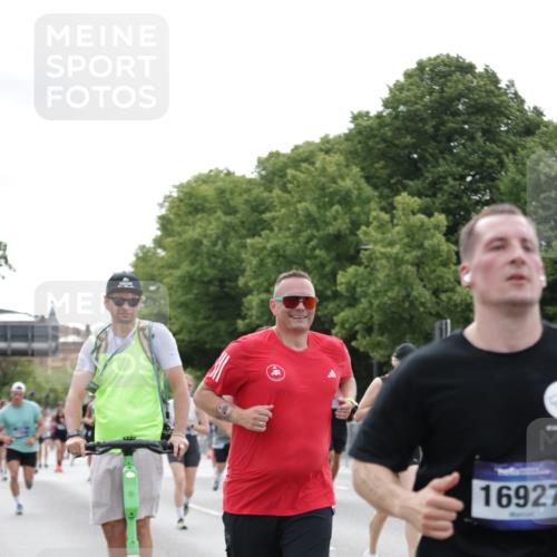 29.06.2025 - hella hamburg halbmarathon Jannik Wohlers http://msf.ph/oto/8200922 29.06.2025 10:25:22 Lombardsbrücke 1305, 1479, 1481, 3343, 3765, 4378, 4797, 5028, 5497, 6663, 8881, 9811, 10104, 10219, 11596, 11699, 11828, 12074, 12505, 12838, 13653, 14223, 14936, 16289, 16354, 16381, 16927, 17369 meine-sportfotos.de