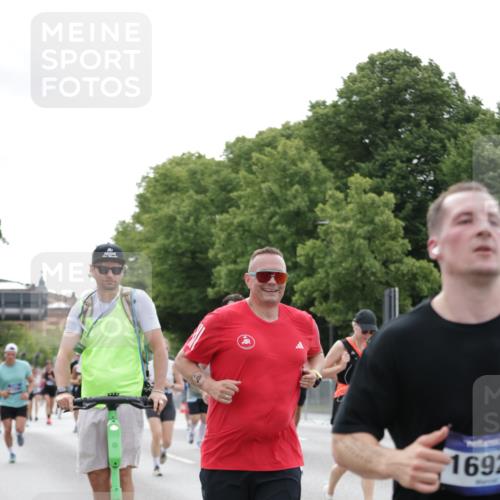 29.06.2025 - hella hamburg halbmarathon Jannik Wohlers http://msf.ph/oto/8200934 29.06.2025 10:25:22 Lombardsbrücke 1305, 1479, 1481, 3343, 3765, 4378, 4797, 5028, 5497, 6663, 8881, 9811, 10104, 10219, 11596, 11699, 11828, 12074, 12505, 12838, 13653, 14223, 14936, 16289, 16354, 16381, 16927, 17369 meine-sportfotos.de
