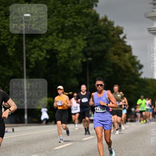 29.06.2025 - hella hamburg halbmarathon Dr. Thomas Lammeyer http://msf.ph/oto/8200936 29.06.2025 10:11:43 Kennedybrücke 1173, 1893, 1993, 2136, 3929, 4262, 5242, 5899, 5926, 6196, 6517, 6518, 6707, 6713, 6715, 6833, 7476, 7503, 7760, 8585, 9967, 10283, 10700 meine-sportfotos.de