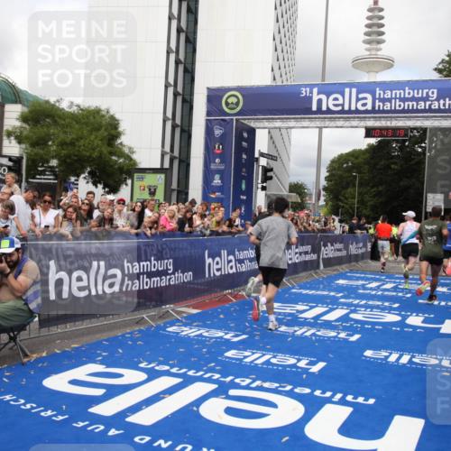 29.06.2025 - hella hamburg halbmarathon Michael Strokosch http://msf.ph/oto/8200962 29.06.2025 10:43:18 Ziel 1675, 7026, 7093, 10099, 10251, 11177, 12153, 15706, 16314, 16997, 18304 meine-sportfotos.de