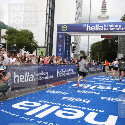 29.06.2025 - hella hamburg halbmarathon Michael Strokosch http://msf.ph/oto/8200981 29.06.2025 10:43:19 Ziel 1675, 3109, 3124, 7026, 7093, 10099, 10251, 11177, 15706, 16314, 16997, 18304 meine-sportfotos.de