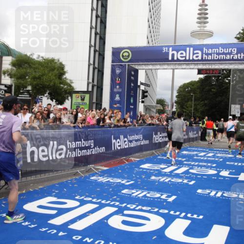 29.06.2025 - hella hamburg halbmarathon Michael Strokosch http://msf.ph/oto/8201024 29.06.2025 10:43:19 Ziel 1675, 3109, 3124, 7026, 7093, 10099, 10251, 11177, 15706, 16314, 16997, 18304 meine-sportfotos.de