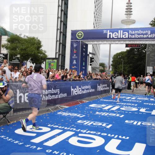 29.06.2025 - hella hamburg halbmarathon Michael Strokosch http://msf.ph/oto/8201055 29.06.2025 10:43:19 Ziel 1675, 3109, 3124, 7026, 7093, 10099, 10251, 11177, 15706, 16314, 16997, 18304 meine-sportfotos.de