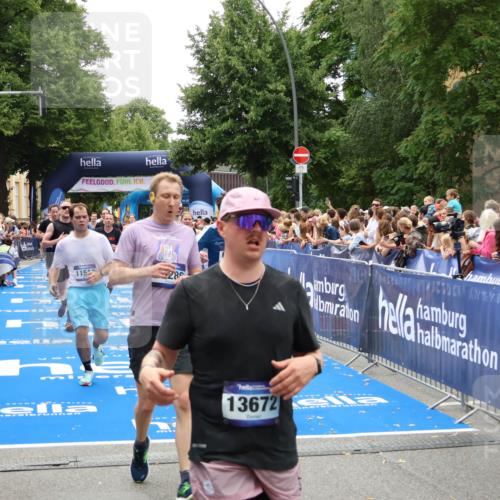 29.06.2025 - hella hamburg halbmarathon Zöllner http://msf.ph/oto/8201063 29.06.2025 10:47:25 Ziel 51, 2274, 2864, 5024, 5650, 6168, 6203, 8693, 10423, 11077, 11491, 11518, 13782, 14722, 15350, 15611, 16089, 16286, 16819, 18974 meine-sportfotos.de