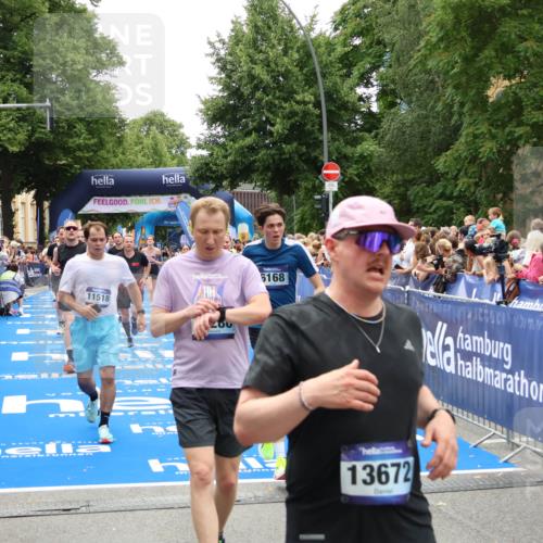 29.06.2025 - hella hamburg halbmarathon Zöllner http://msf.ph/oto/8201088 29.06.2025 10:47:25 Ziel 51, 2274, 2864, 5024, 5650, 6168, 6203, 8693, 10423, 11077, 11491, 11518, 13782, 14722, 15350, 15611, 16089, 16286, 16819, 18974 meine-sportfotos.de