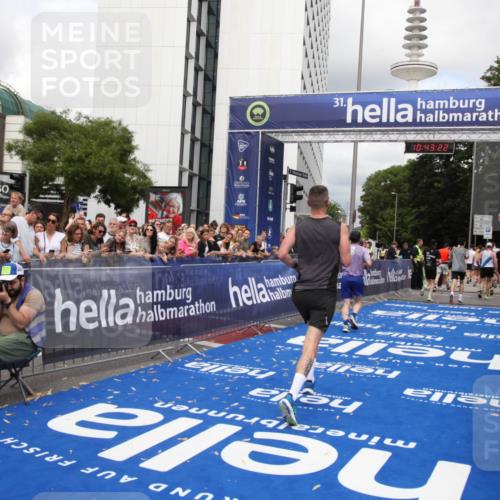 29.06.2025 - hella hamburg halbmarathon Michael Strokosch http://msf.ph/oto/8201138 29.06.2025 10:43:21 Ziel 1675, 3109, 3124, 3146, 7093, 10099, 15706, 15921, 16314, 16997, 18274, 18304 meine-sportfotos.de
