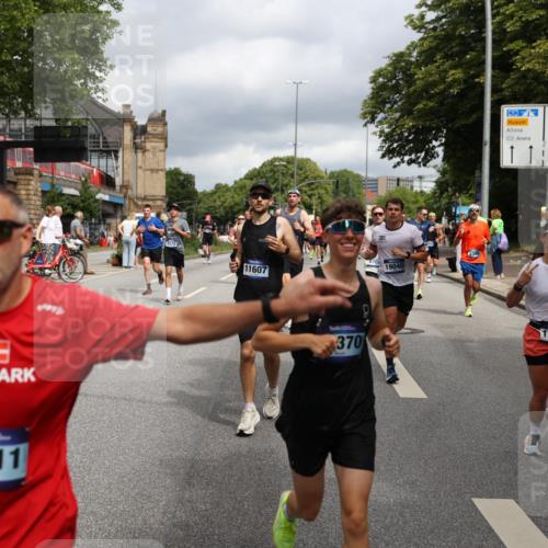 29.06.2025 - hella hamburg halbmarathon Yannick Fuchs http://msf.ph/oto/8201154 29.06.2025 10:44:44 20KM 1119, 1399, 1461, 1466, 1507, 1630, 1750, 1817, 2207, 3654, 4077, 4127, 4346, 5018, 5115, 6027, 6662, 6712, 6795, 7052, 7134, 7176, 7397, 7583, 7930, 7932, 8117, 8572, 8704, 8819, 9057, 10371, 11356, 11455, 11607, 12624, 13008, 13687, 13701, 13875, 14034, 14257, 14626, 15362, 15395, 15803, 15950, 16716, 16806, 17179, 17221, 17247, 17384, 18006, 18066, 18370, 18394, 18489, 18657, 18658, 18811 meine-sportfotos.de