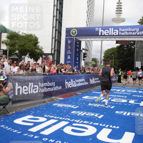 29.06.2025 - hella hamburg halbmarathon Michael Strokosch http://msf.ph/oto/8201158 29.06.2025 10:43:22 Ziel 1675, 3109, 3124, 3146, 10099, 15921, 16314, 16997, 18274, 18304 meine-sportfotos.de
