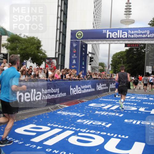 29.06.2025 - hella hamburg halbmarathon Michael Strokosch http://msf.ph/oto/8201170 29.06.2025 10:43:22 Ziel 1675, 3109, 3124, 3146, 10099, 15921, 16314, 16997, 18274, 18304 meine-sportfotos.de