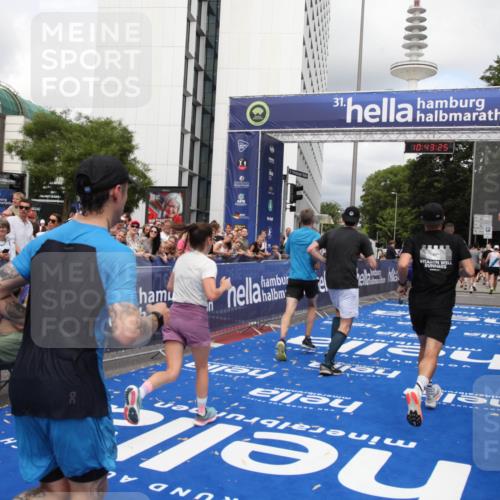 29.06.2025 - hella hamburg halbmarathon Michael Strokosch http://msf.ph/oto/8201174 29.06.2025 10:43:23 Ziel 3109, 3124, 3146, 10099, 13348, 15921, 16314, 16720, 16997, 18274, 18987 meine-sportfotos.de