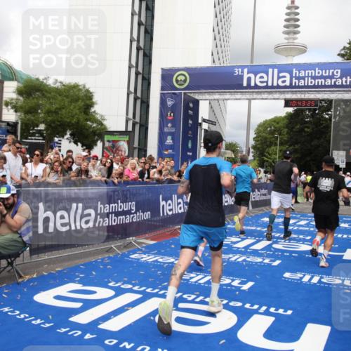 29.06.2025 - hella hamburg halbmarathon Michael Strokosch http://msf.ph/oto/8201188 29.06.2025 10:43:24 Ziel 2653, 3109, 3124, 3146, 10099, 13348, 15921, 16314, 16720, 16997, 18274, 18987, 19009 meine-sportfotos.de