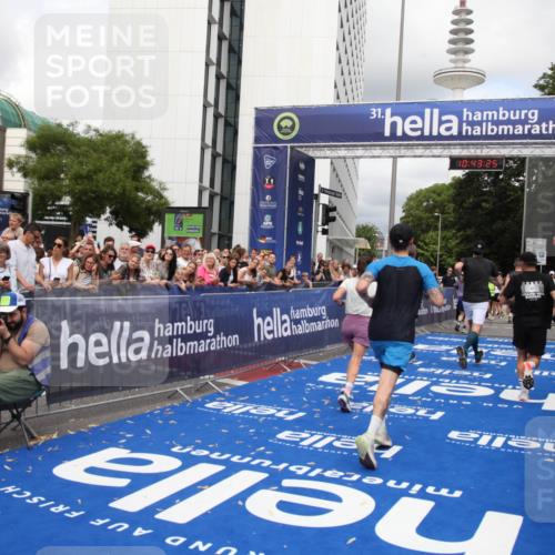 29.06.2025 - hella hamburg halbmarathon Michael Strokosch http://msf.ph/oto/8201204 29.06.2025 10:43:24 Ziel 2653, 3109, 3124, 3146, 10099, 13348, 15921, 16314, 16720, 16997, 18274, 18987, 19009 meine-sportfotos.de