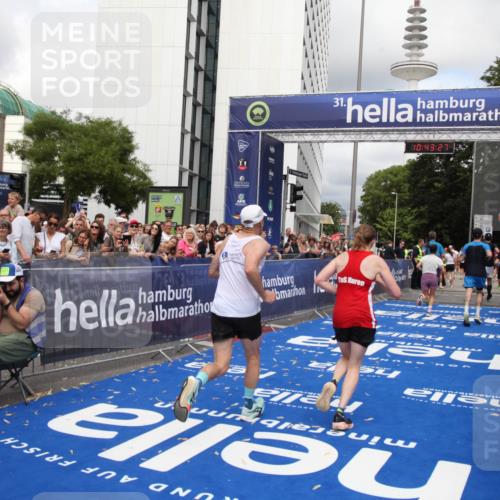 29.06.2025 - hella hamburg halbmarathon Michael Strokosch http://msf.ph/oto/8201290 29.06.2025 10:43:26 Ziel 2653, 3109, 3124, 3146, 5506, 8664, 10099, 10237, 13348, 15921, 16720, 16997, 17391, 18274, 18942, 18987, 19009, 19051 meine-sportfotos.de