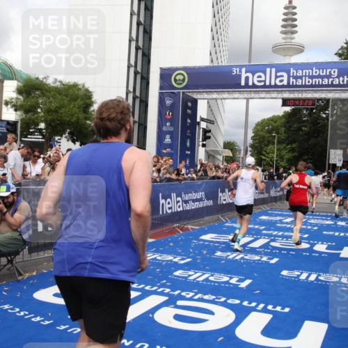29.06.2025 - hella hamburg halbmarathon Michael Strokosch http://msf.ph/oto/8201335 29.06.2025 10:43:27 Ziel 2653, 3109, 3124, 3146, 3928, 5506, 8664, 10099, 10237, 13348, 15921, 16720, 17391, 18274, 18942, 18987, 19009, 19051 meine-sportfotos.de