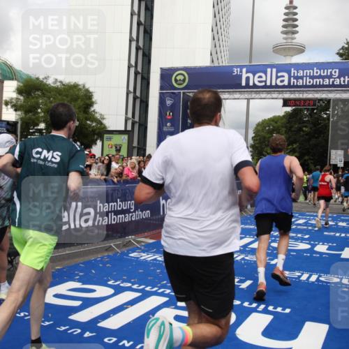 29.06.2025 - hella hamburg halbmarathon Michael Strokosch http://msf.ph/oto/8201377 29.06.2025 10:43:28 Ziel 2653, 3109, 3124, 3146, 3928, 5506, 8664, 10237, 13348, 15921, 16720, 17391, 18274, 18942, 18987, 19009, 19051 meine-sportfotos.de