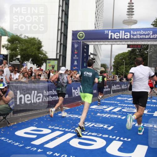 29.06.2025 - hella hamburg halbmarathon Michael Strokosch http://msf.ph/oto/8201434 29.06.2025 10:43:28 Ziel 2653, 3109, 3124, 3146, 3928, 5506, 8664, 10237, 13348, 15921, 16720, 17391, 18274, 18942, 18987, 19009, 19051 meine-sportfotos.de