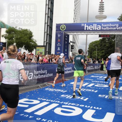 29.06.2025 - hella hamburg halbmarathon Michael Strokosch http://msf.ph/oto/8201462 29.06.2025 10:43:29 Ziel 2653, 3146, 3928, 5436, 5506, 8664, 9931, 10237, 13348, 15921, 16720, 17391, 18274, 18942, 18987, 19009, 19051 meine-sportfotos.de